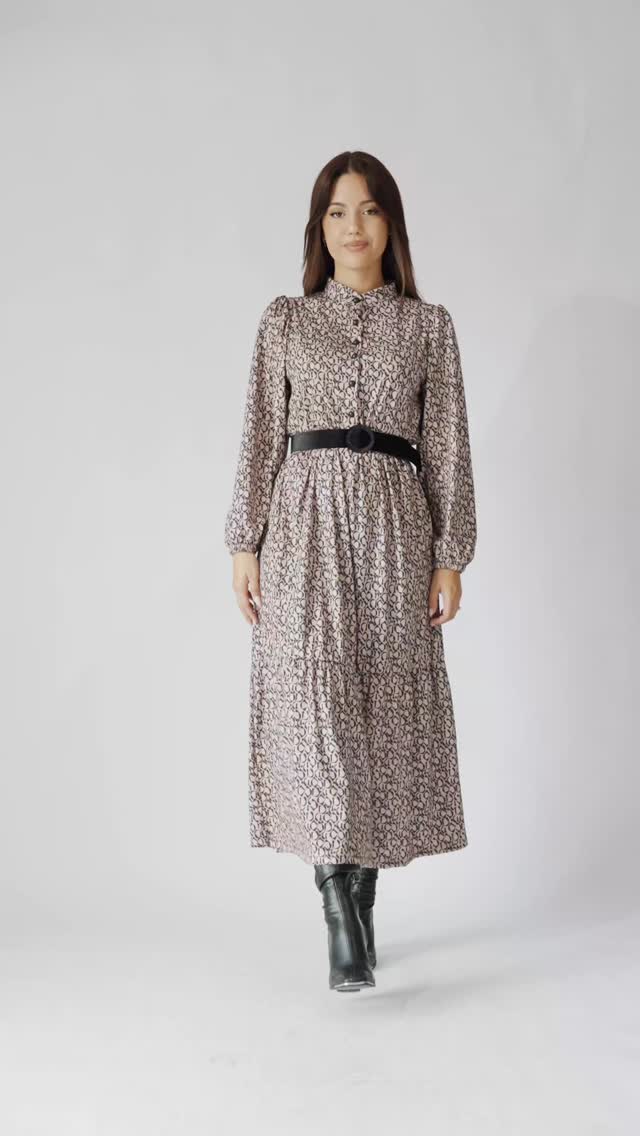 Αγκάλιασε τη ζεστασιά και την κομψότητα με ένα maxi φόρεμα που συνδυάζει άνεση, στιλ και διακριτική θηλυκότητα!
Έχει άνετη ριχτή γραμμή σε καφέ-μπεζ αποχρώσεις με διακριτικό σχέδιο.
Είναι φτιαγμένο από πολύ 