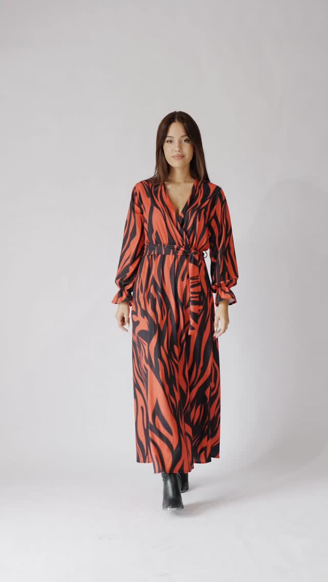 Αναδείξτε τη δυναμική σας πλευρά με ένα maxi φόρεμα που φέρνει ένταση, πάθος και στιλ σε κάθε σας εμφάνιση!
Έχει maxi μήκος με θηλυκή, άνετη εφαρμογή.
Διαθέτει λάστιχο στη μέση και ζώνη από το ίδιο ύφασμα για τέλ